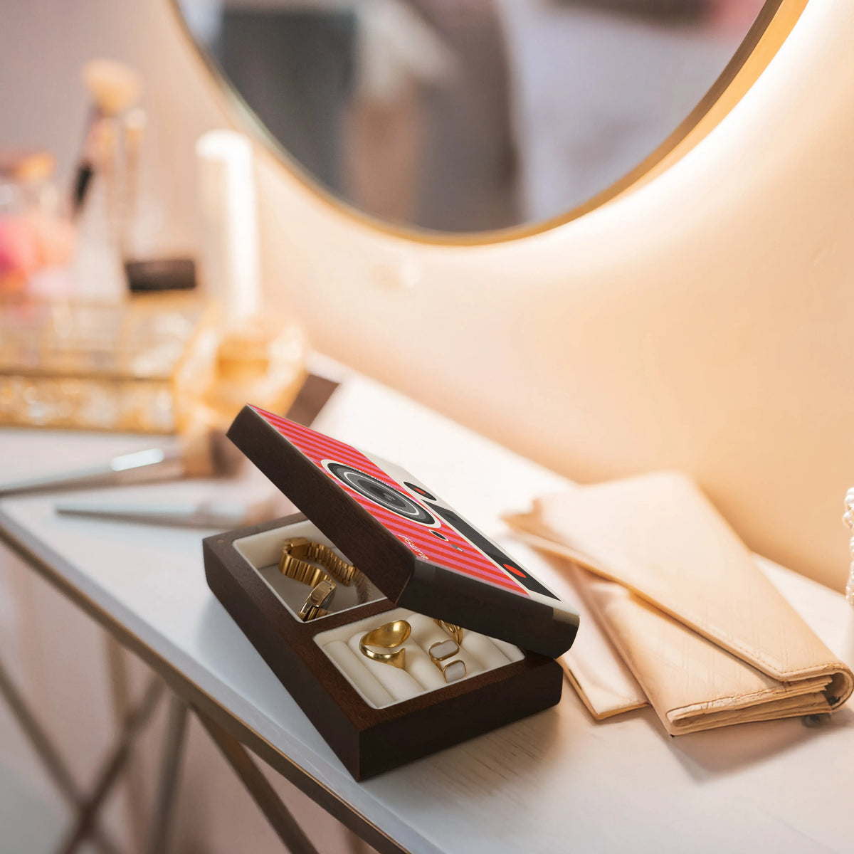 Joyero cámara retro “Better late than ugly” 📷