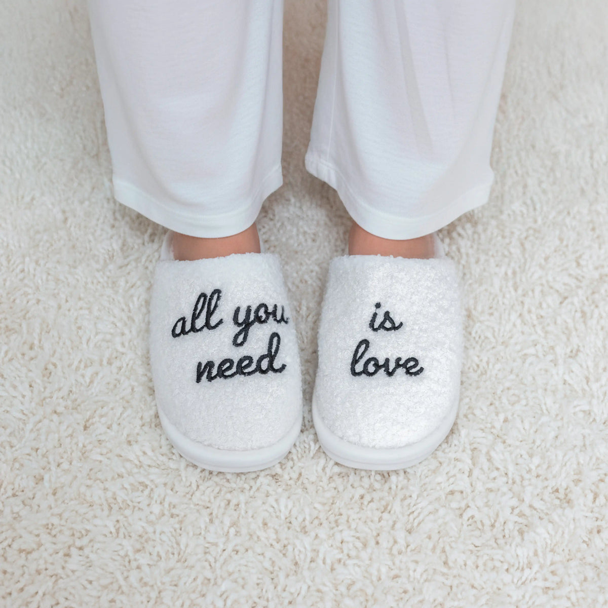 Zapatillas “All you need is love” 🖤