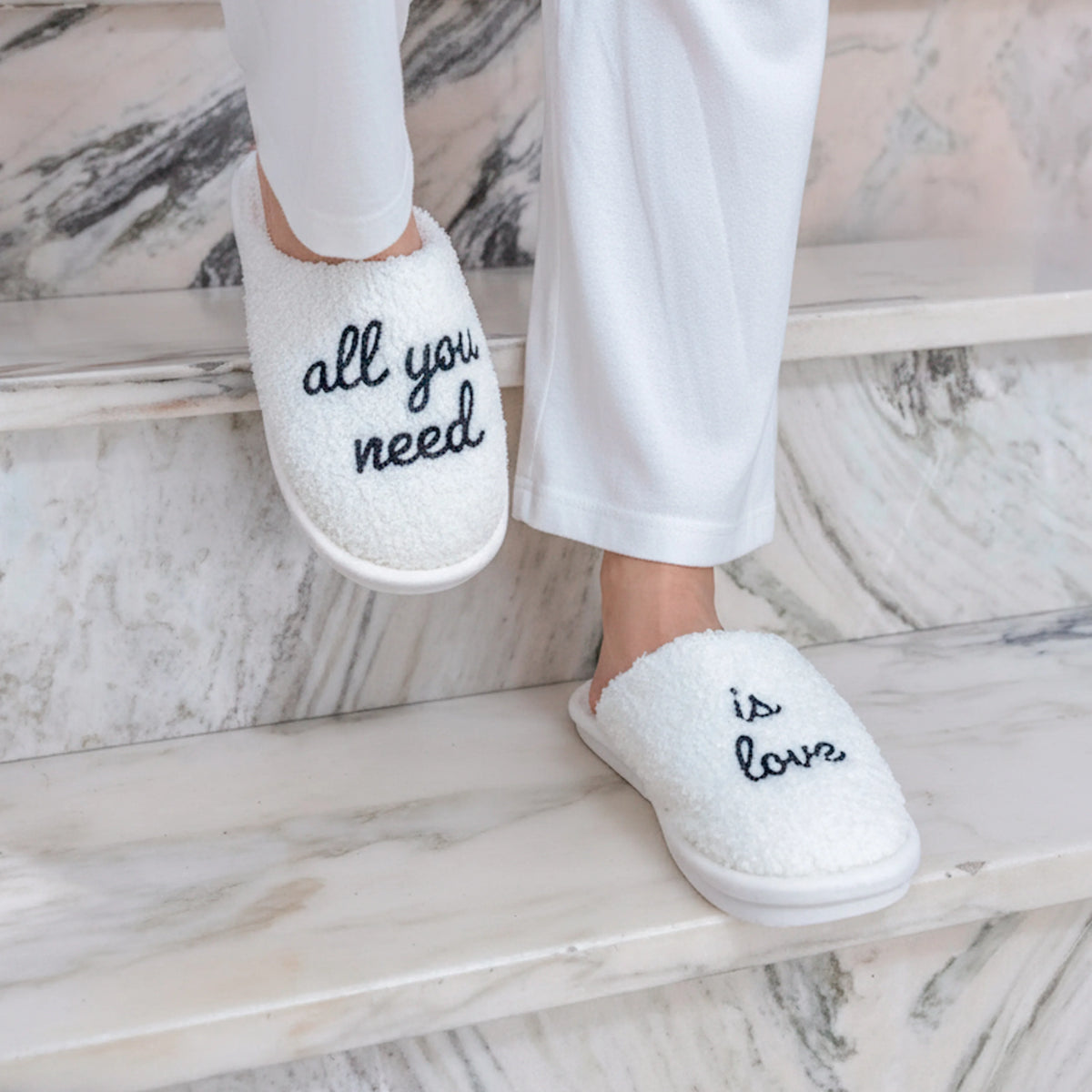 Zapatillas “All you need is love” 🖤